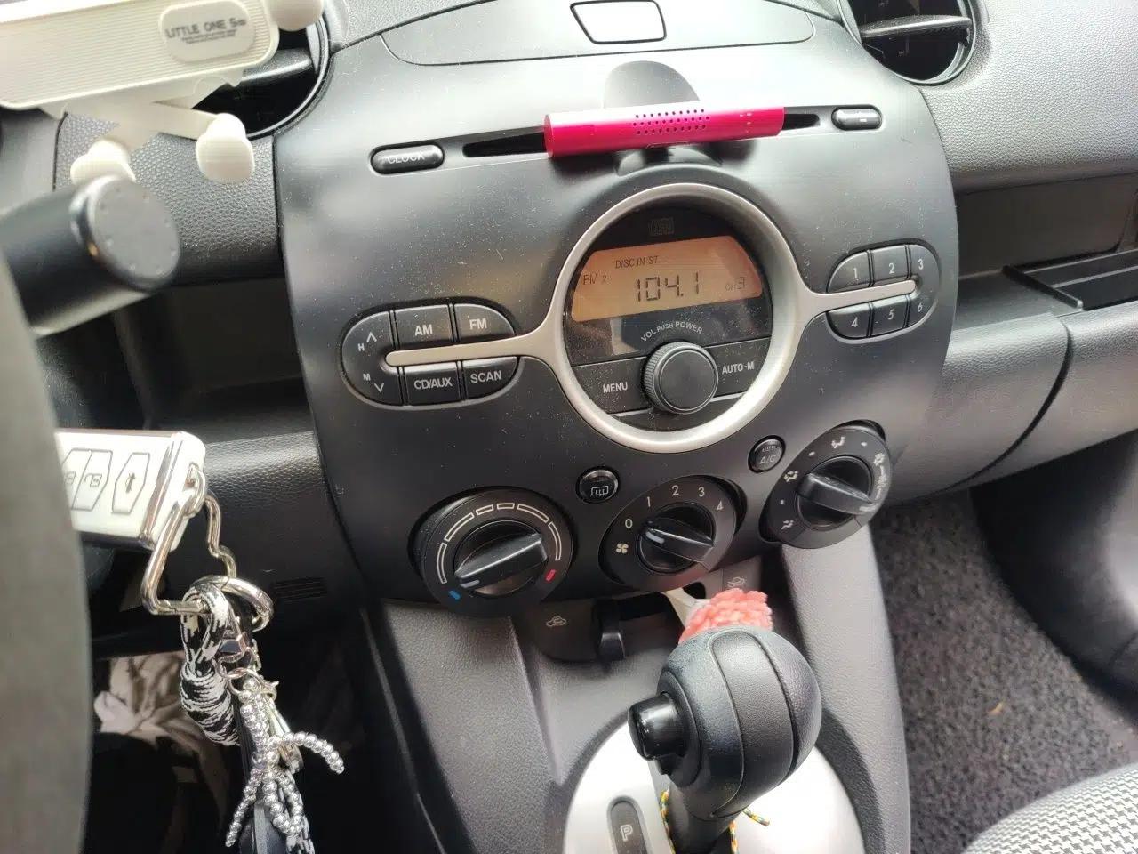 Mazda 2 2008 1.3L Automatic Standard Edition — миниатюра 13