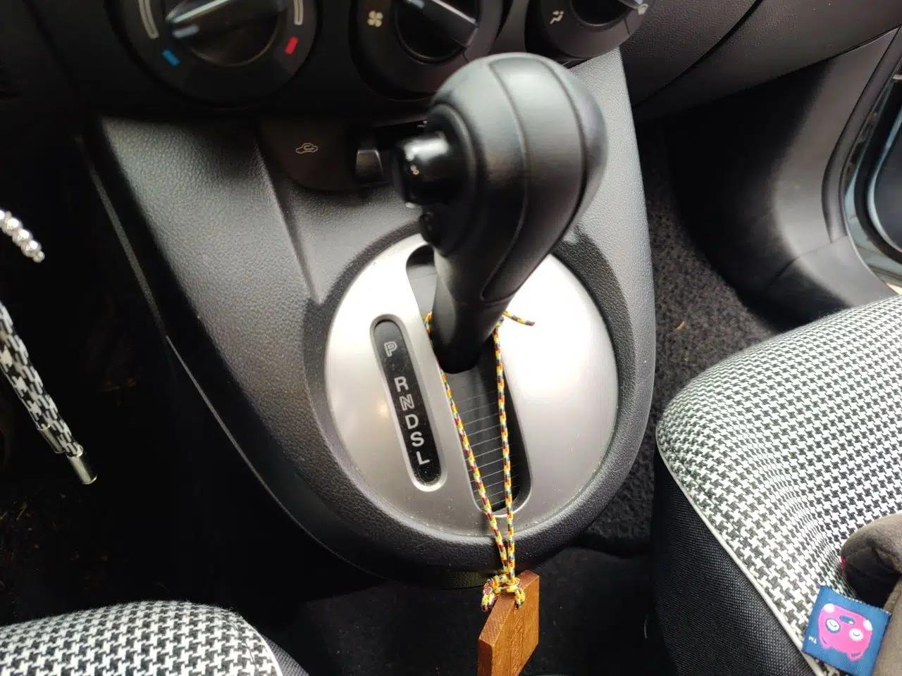 Mazda 2 2008 1.3L Automatic Standard Edition — миниатюра 14