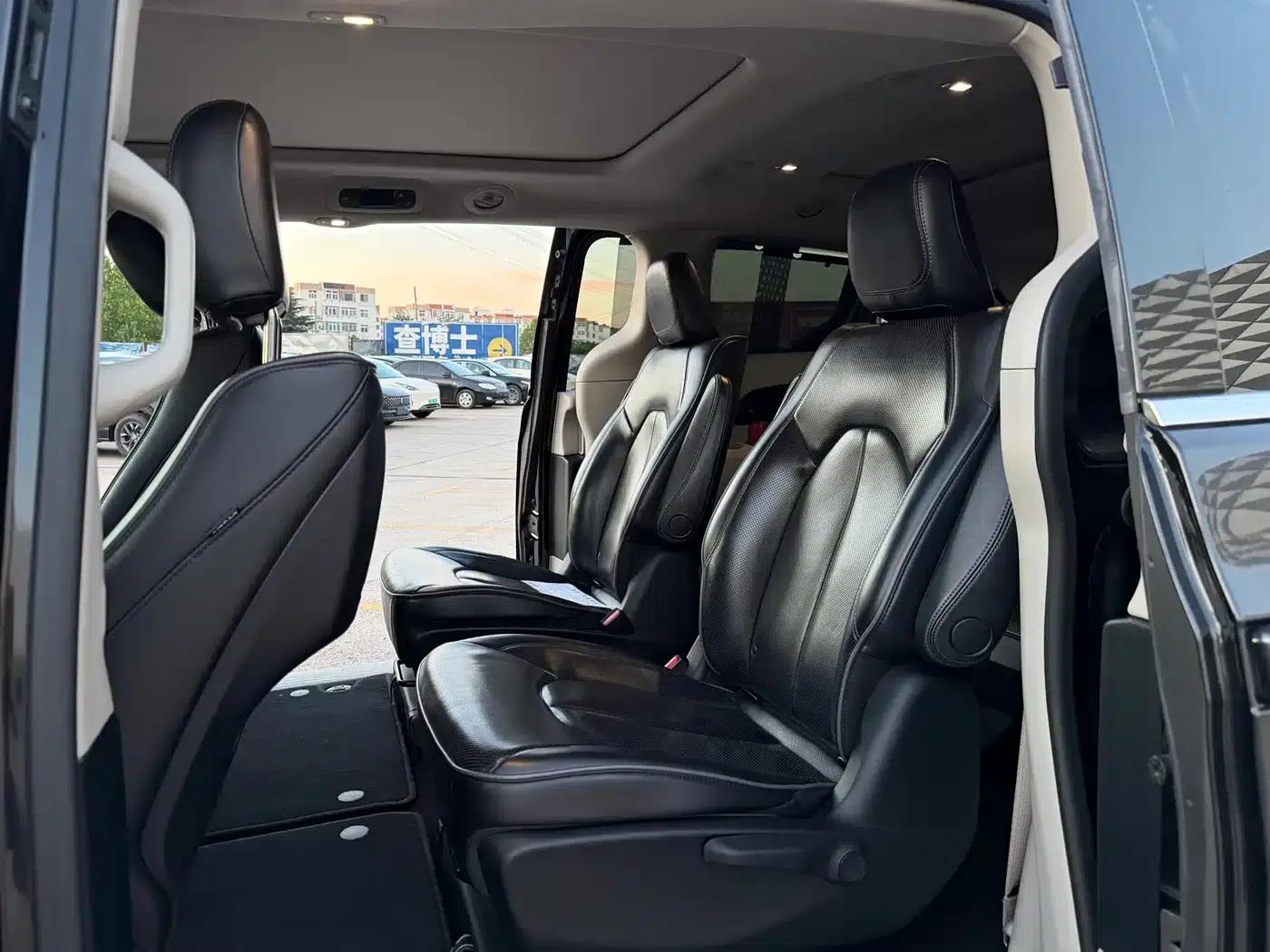 2017 Imported Grand Voyager 3.6L Premium Edition — миниатюра 11