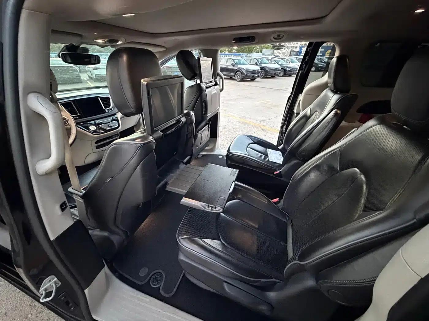 2017 Imported Grand Voyager 3.6L Premium Edition — миниатюра 13