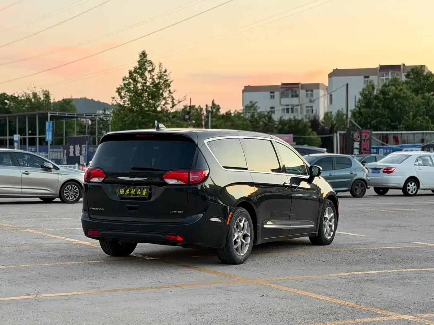2017 Imported Grand Voyager 3.6L Premium Edition — миниатюра 15