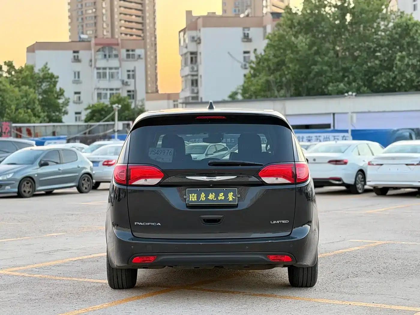 2017 Imported Grand Voyager 3.6L Premium Edition — миниатюра 16