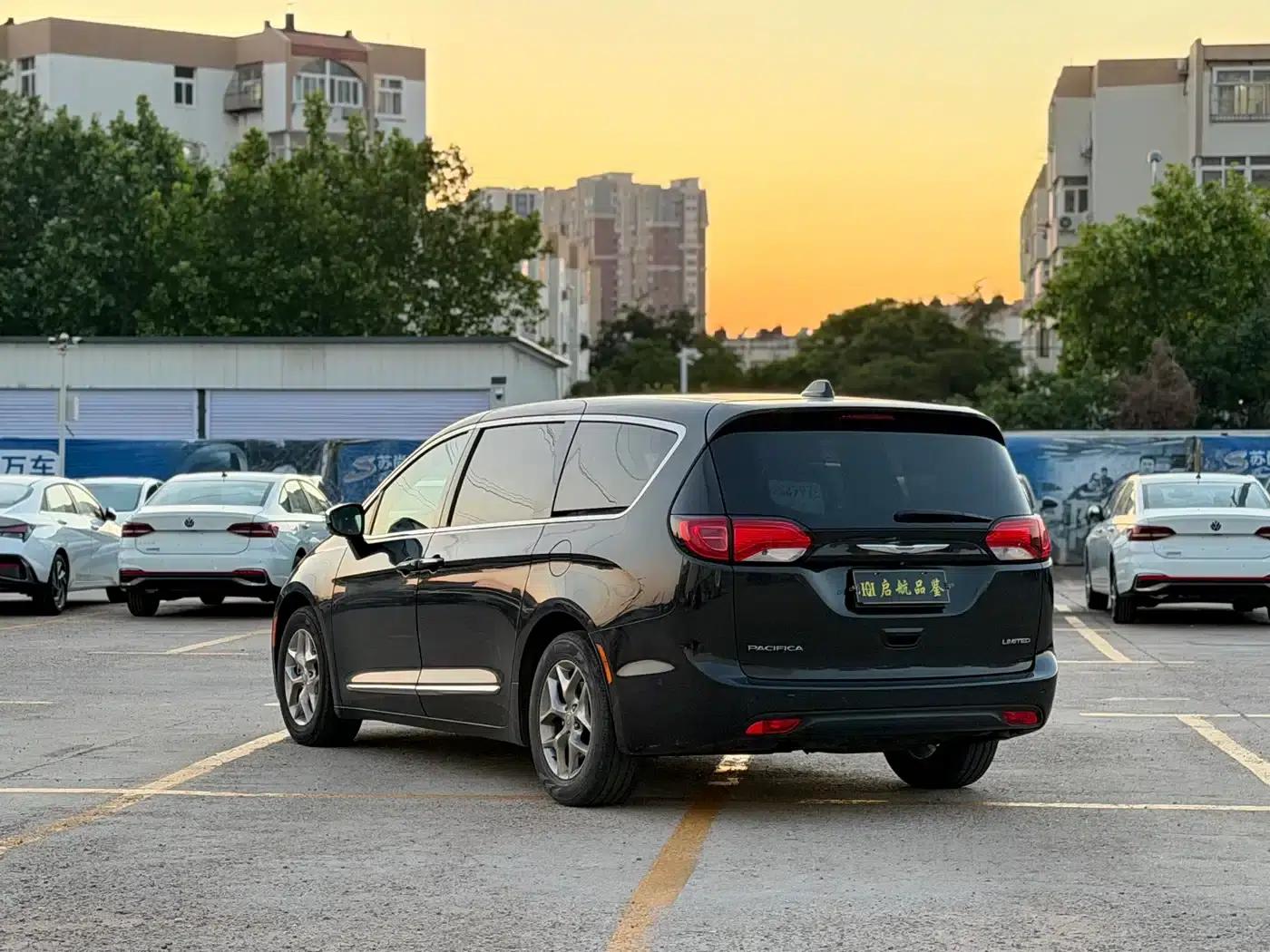 2017 Imported Grand Voyager 3.6L Premium Edition — миниатюра 17