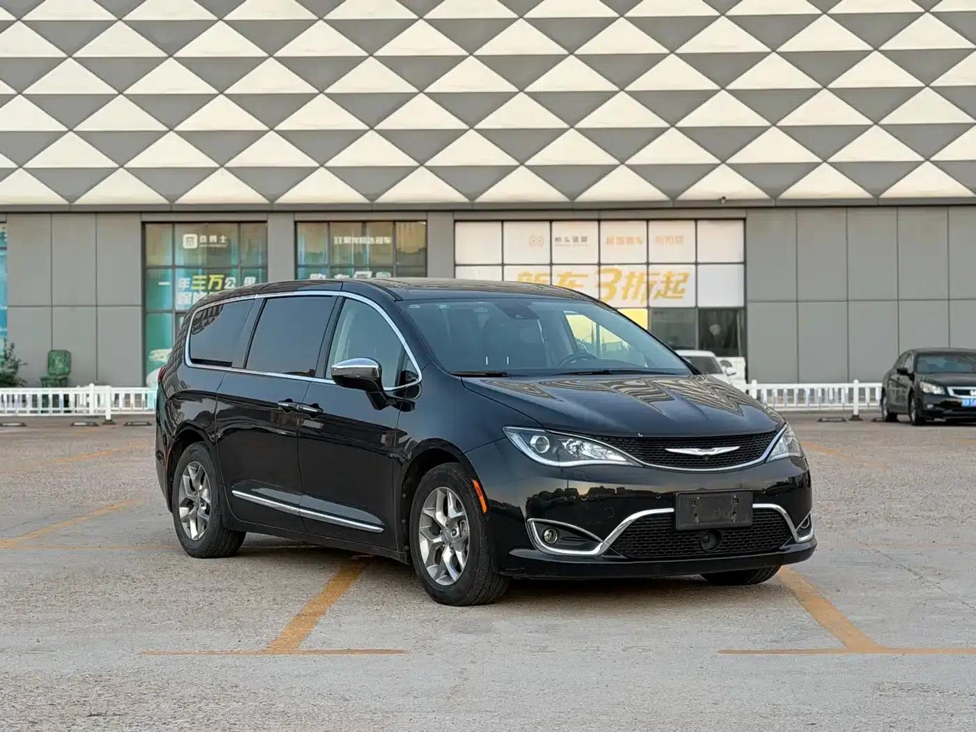 2017 Imported Grand Voyager 3.6L Premium Edition — миниатюра 3