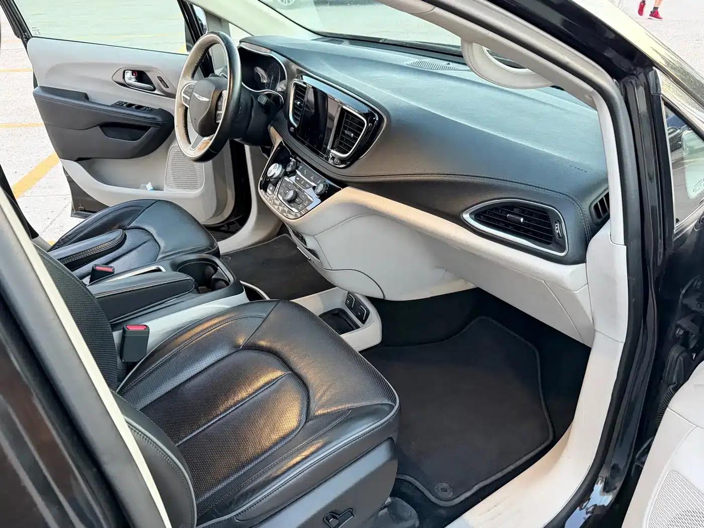 2017 Imported Grand Voyager 3.6L Premium Edition — миниатюра 4