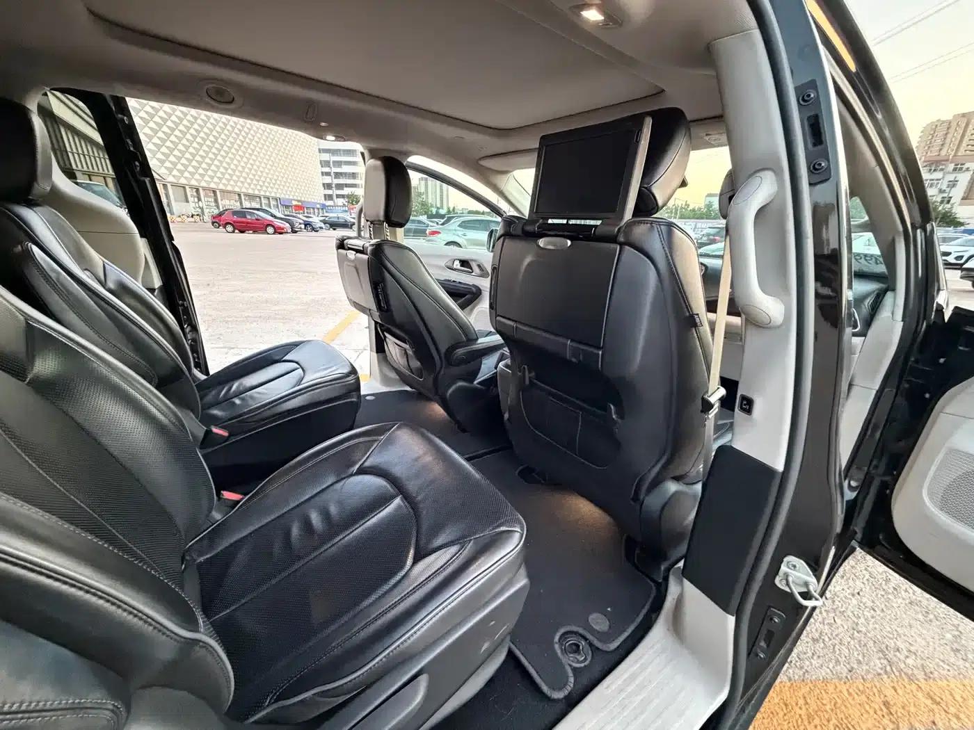 2017 Imported Grand Voyager 3.6L Premium Edition — миниатюра 8