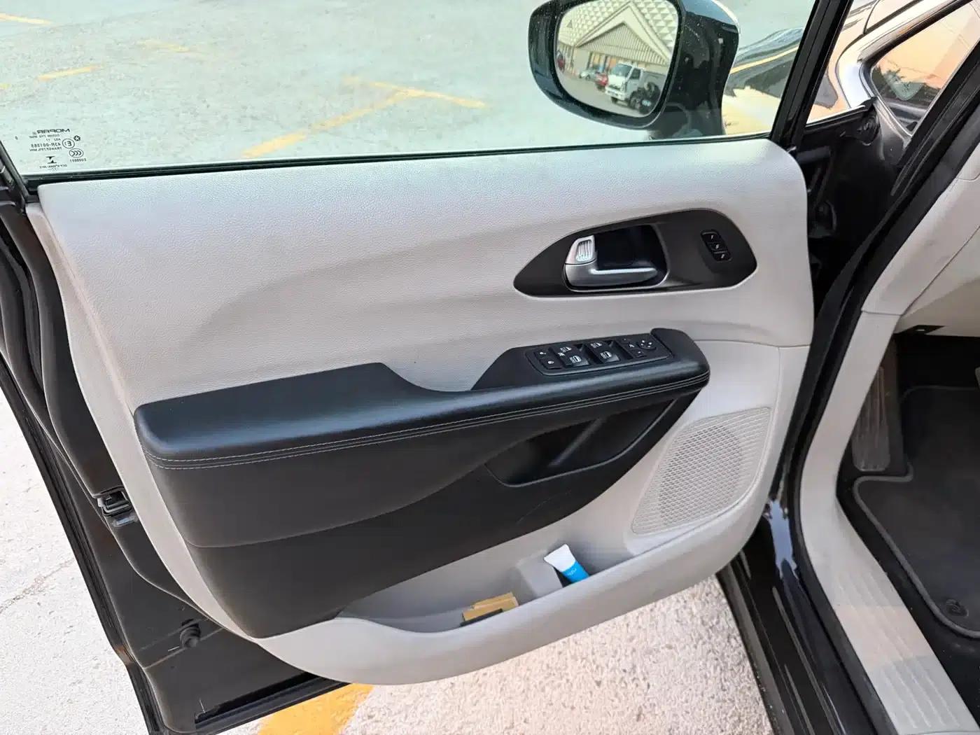 2017 Imported Grand Voyager 3.6L Premium Edition — миниатюра 9