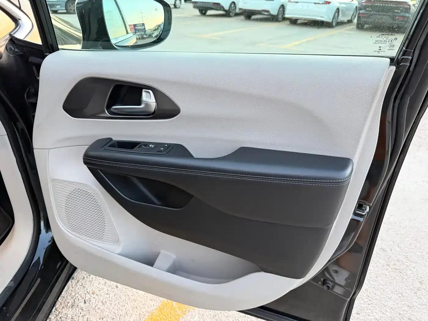 2017 Imported Grand Voyager 3.6L Premium Edition — миниатюра 10