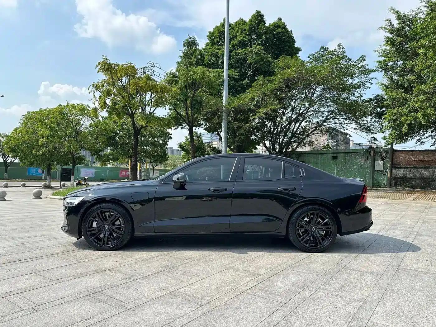 2024 Volvo S60 Plug-in Hybrid T8 AWD Long Range Inscription Midnight Black Edition — миниатюра 15