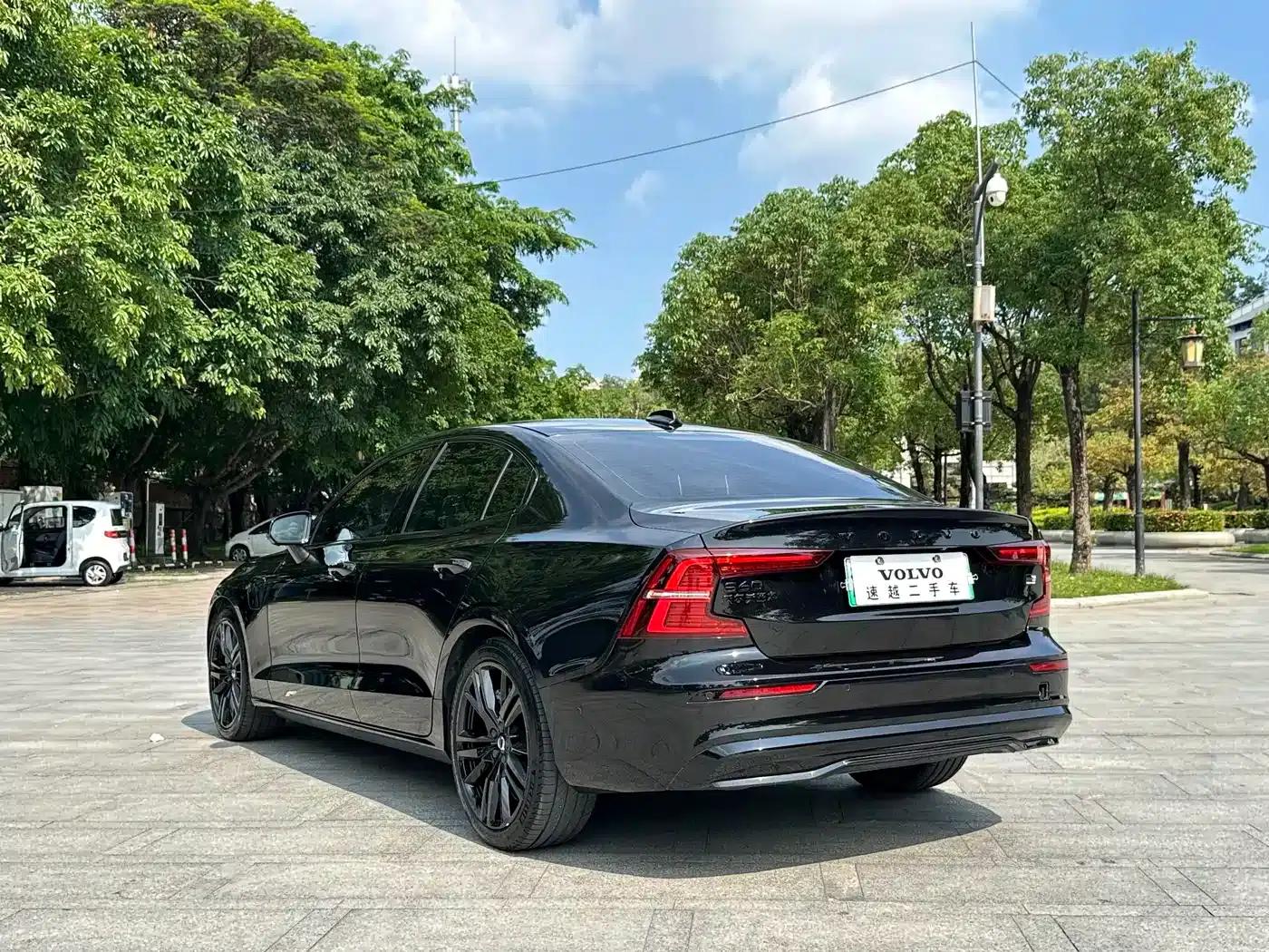 2024 Volvo S60 Plug-in Hybrid T8 AWD Long Range Inscription Midnight Black Edition — миниатюра 16