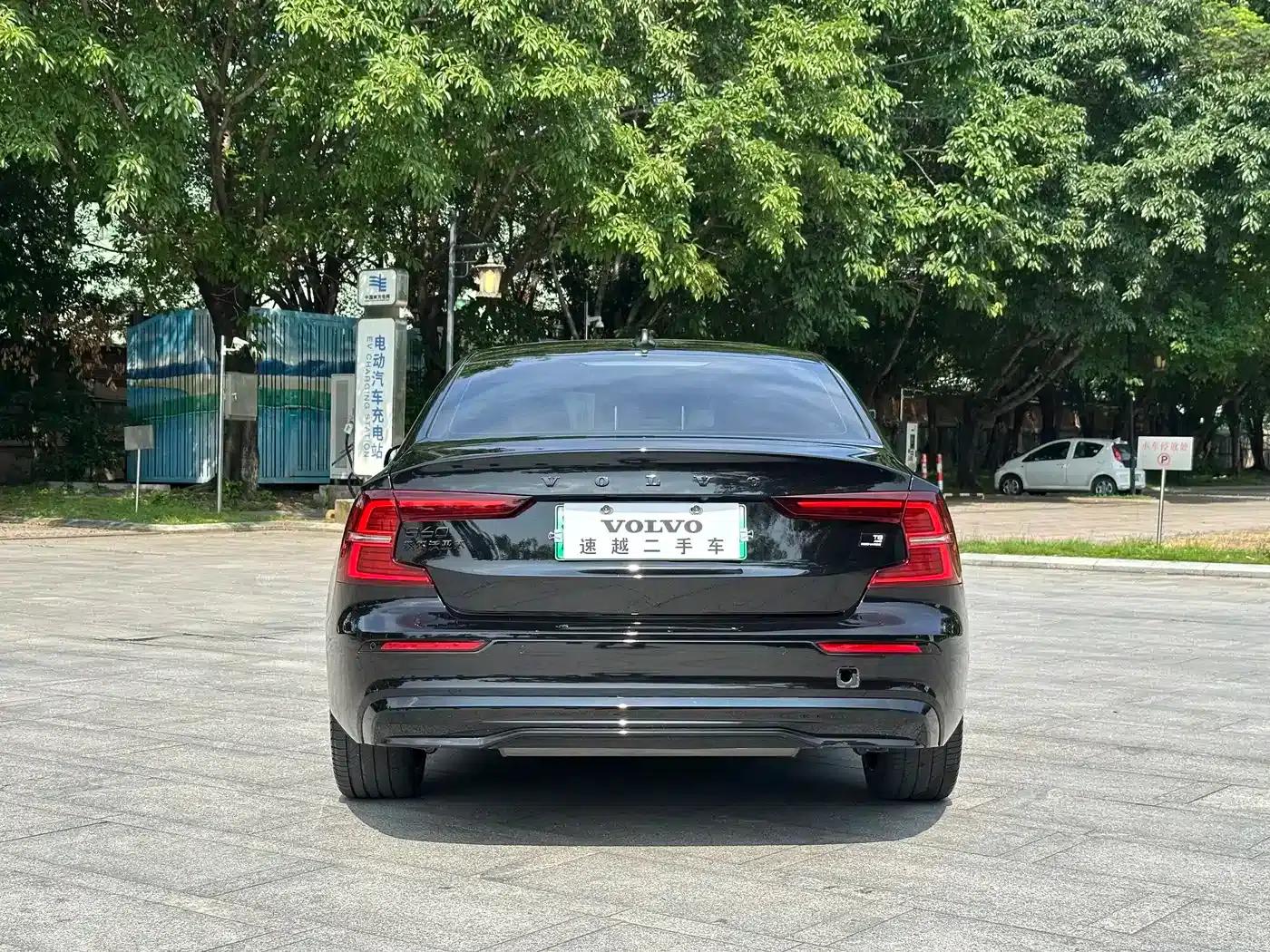2024 Volvo S60 Plug-in Hybrid T8 AWD Long Range Inscription Midnight Black Edition — миниатюра 17