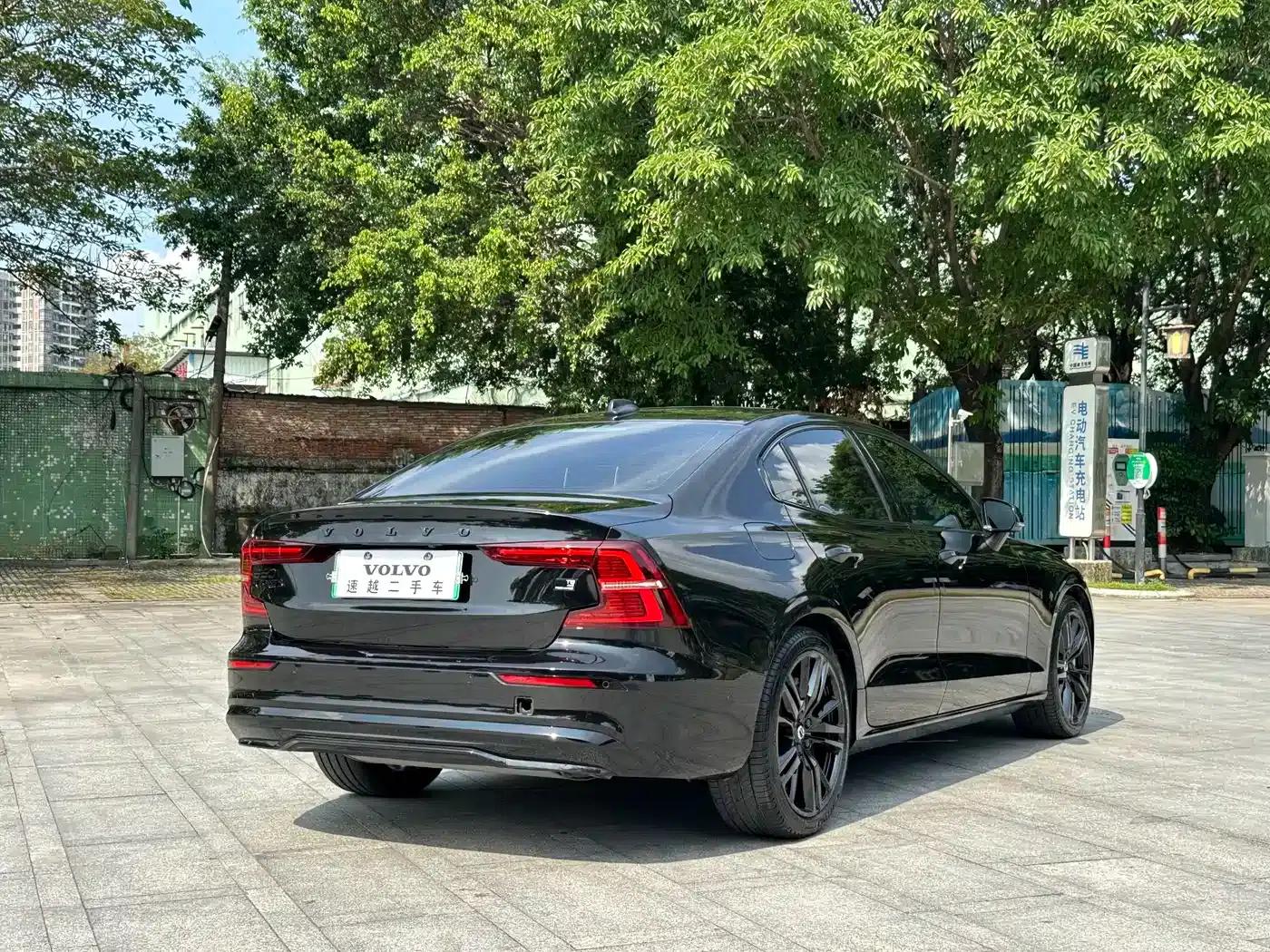 2024 Volvo S60 Plug-in Hybrid T8 AWD Long Range Inscription Midnight Black Edition — миниатюра 18