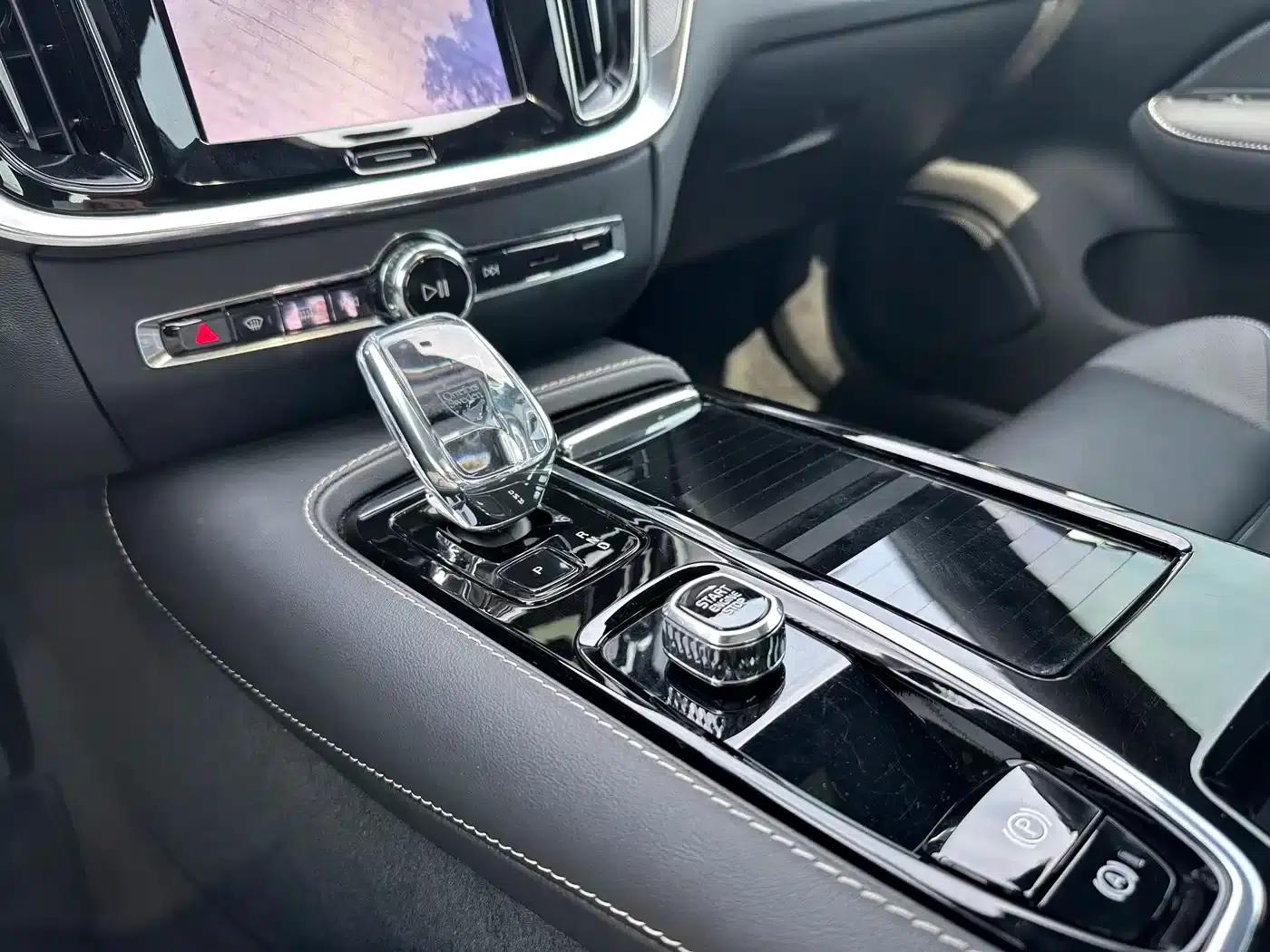 2024 Volvo S60 Plug-in Hybrid T8 AWD Long Range Inscription Midnight Black Edition — миниатюра 6
