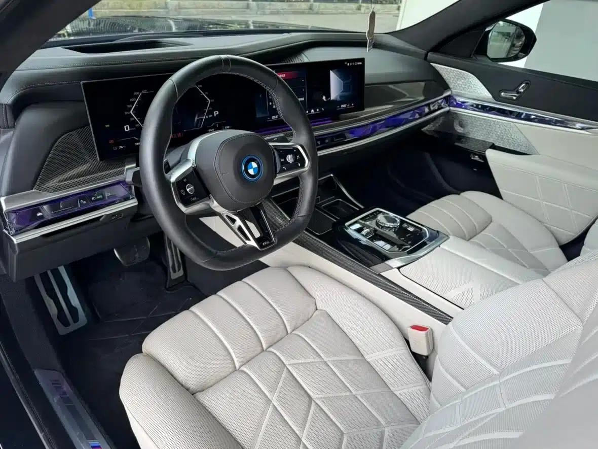 BMW i7 M70L 2023 Model — миниатюра 12