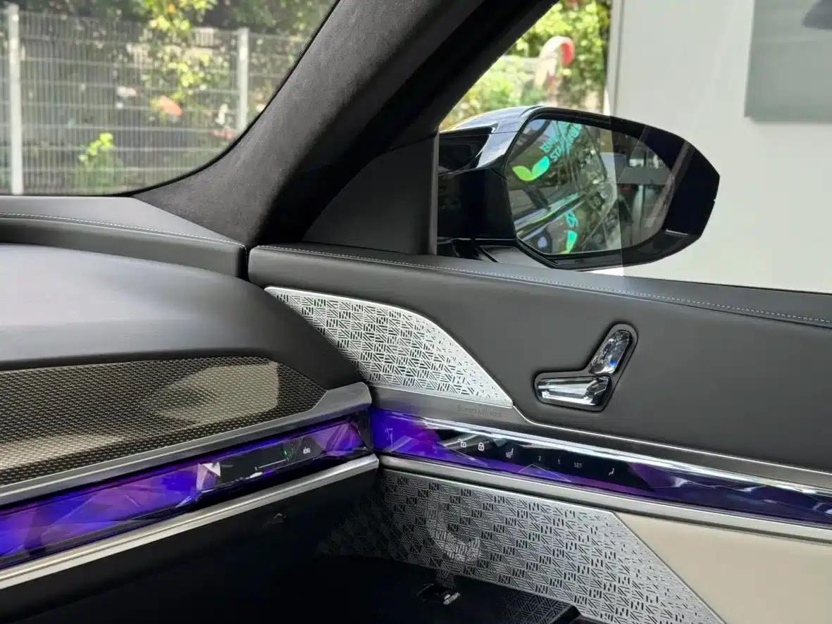 BMW i7 M70L 2023 Model — миниатюра 16