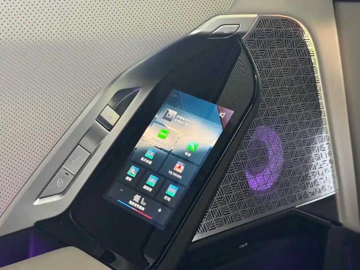 BMW i7 M70L 2023 Model — миниатюра 17