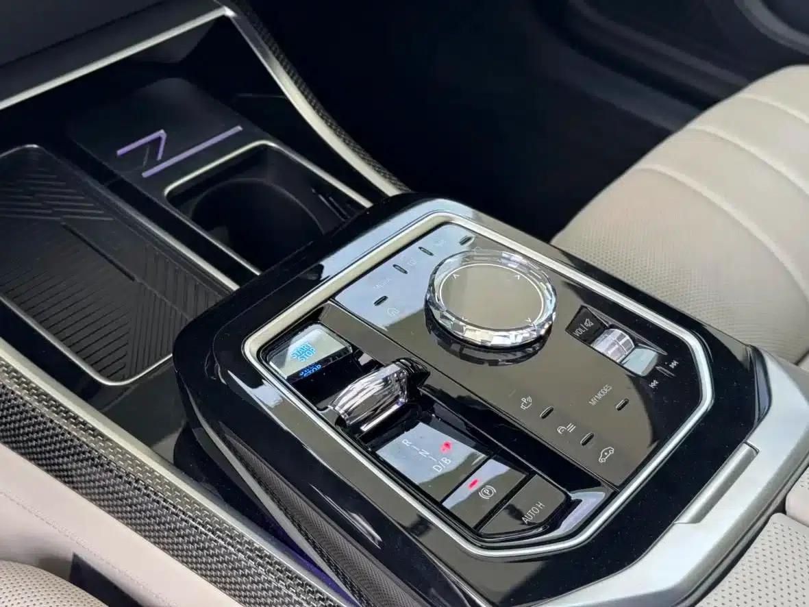 BMW i7 M70L 2023 Model — миниатюра 21