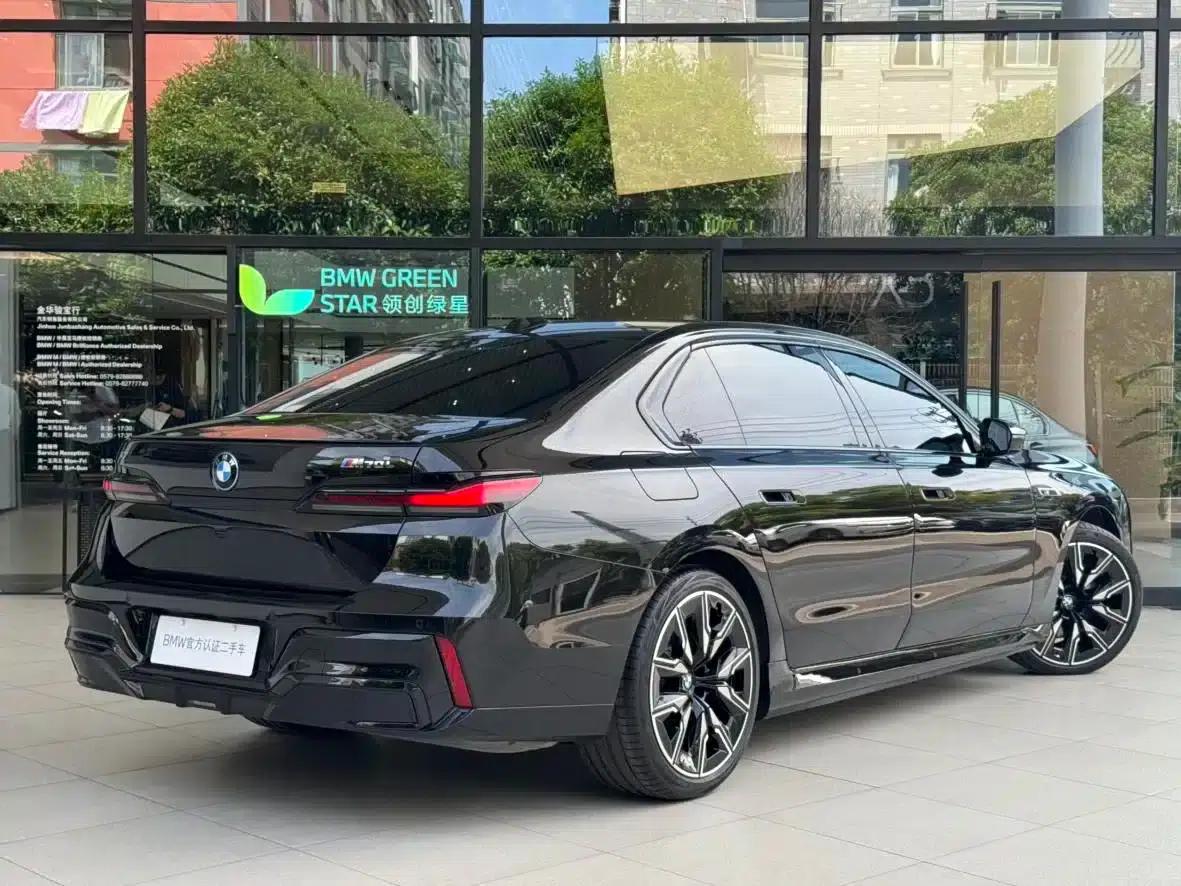 BMW i7 M70L 2023 Model — миниатюра 5