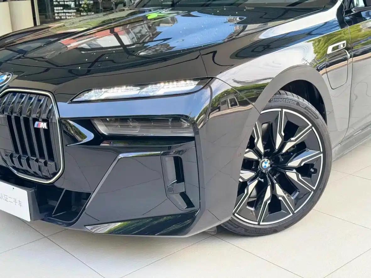 BMW i7 M70L 2023 Model — миниатюра 6