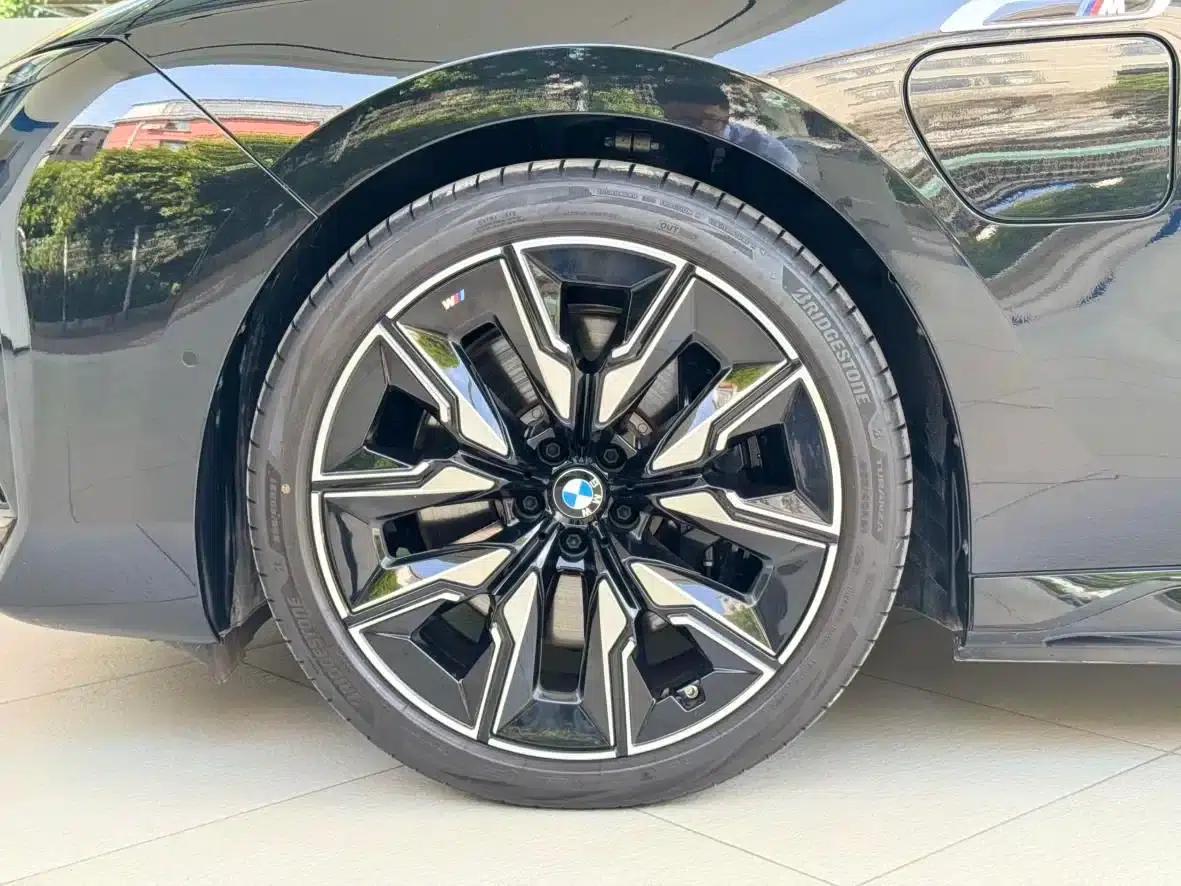 BMW i7 M70L 2023 Model — миниатюра 10