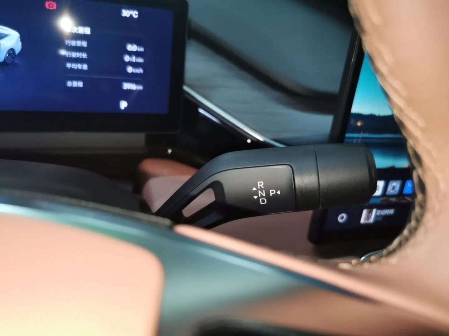 Geely Galaxy L6 2025 EM-i 140km Starship Edition — миниатюра 21
