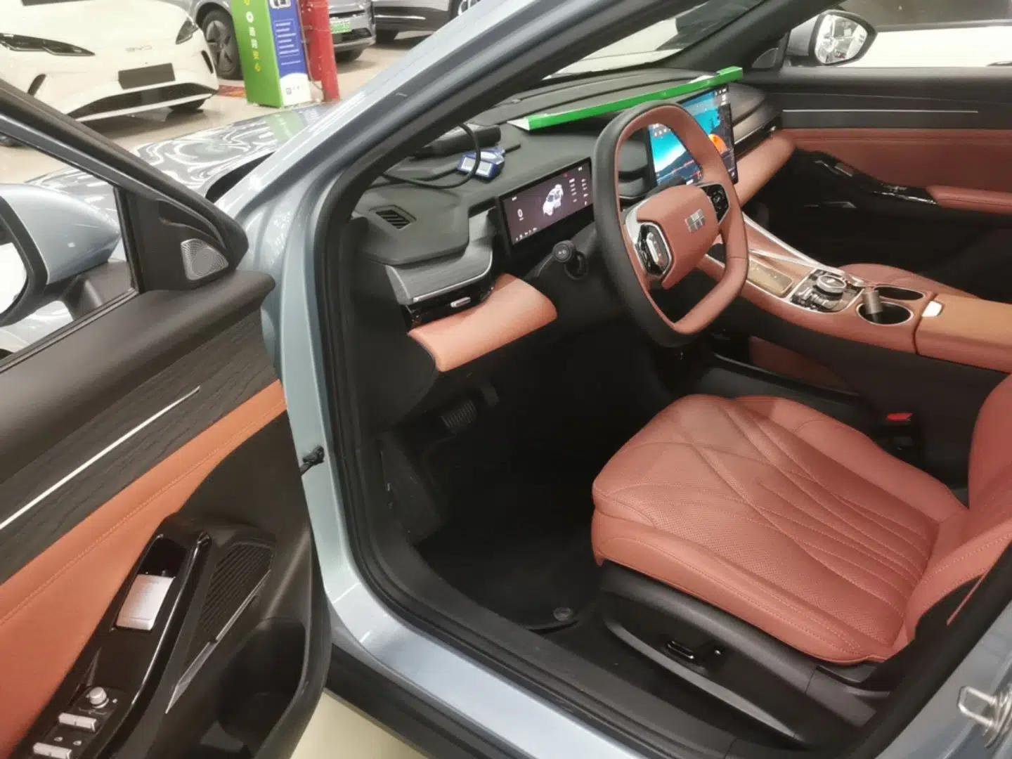 Geely Galaxy L6 2025 EM-i 140km Starship Edition — миниатюра 23