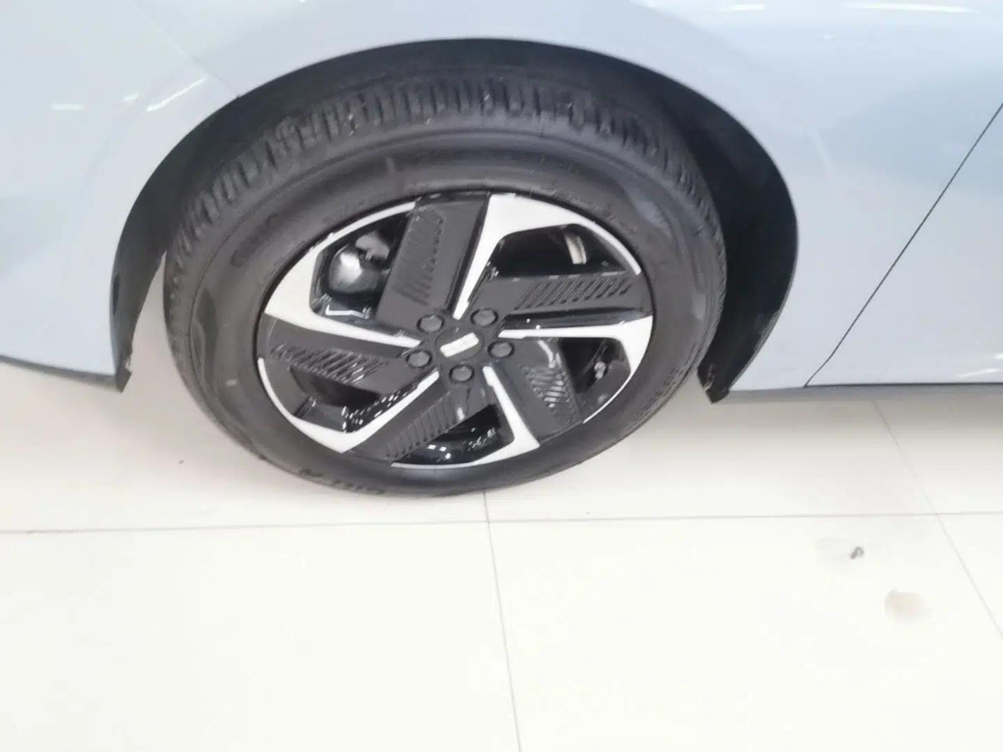 Geely Galaxy L6 2025 EM-i 140km Starship Edition — миниатюра 10