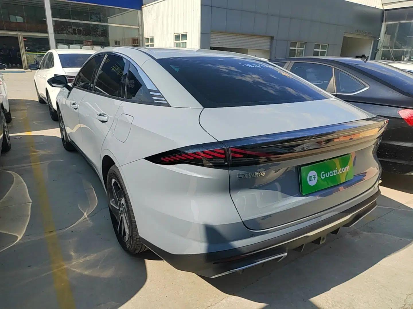 Geely Galaxy L6 2025 EM-i 140km Explorer+ Edition — миниатюра 13
