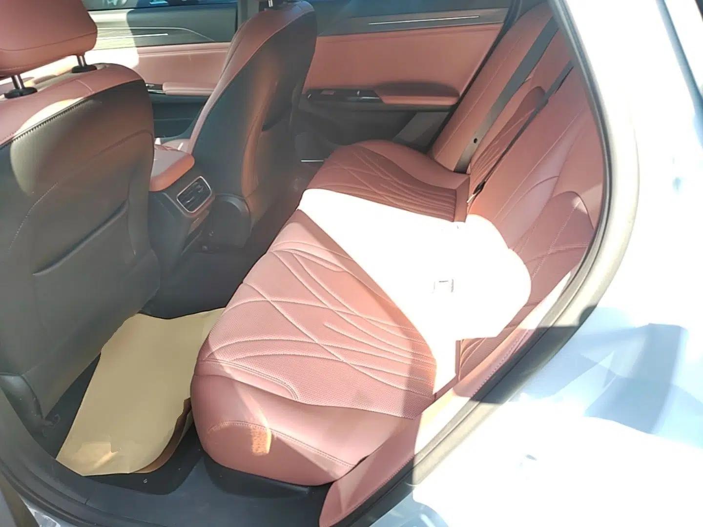Geely Galaxy L6 2025 EM-i 140km Explorer+ Edition — миниатюра 25
