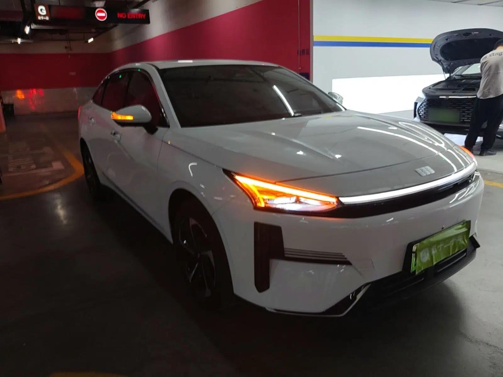 Geely Galaxy L6 2025 EM-i 140km Starship Edition — миниатюра 12