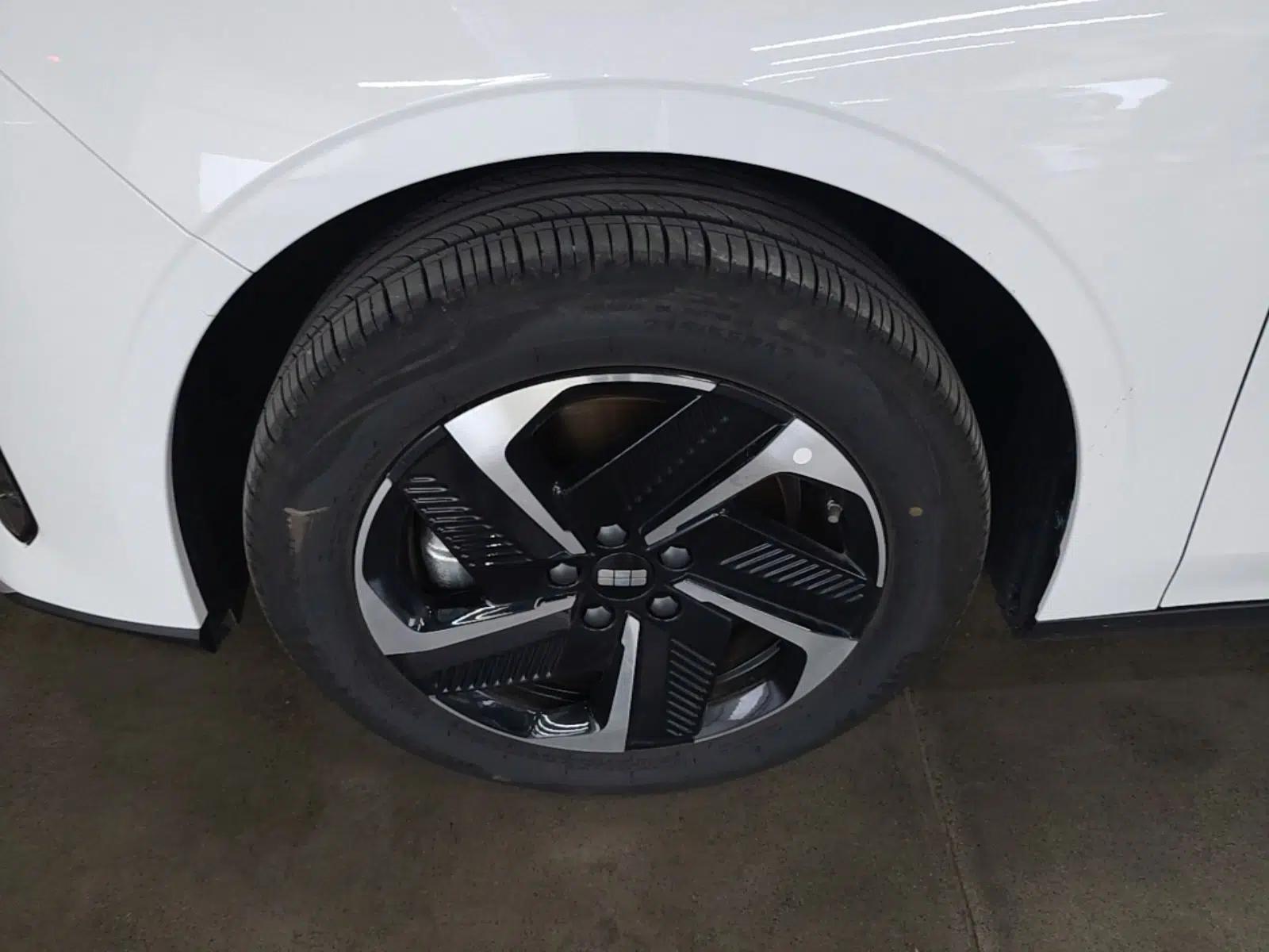 Geely Galaxy L6 2025 EM-i 140km Starship Edition — миниатюра 15