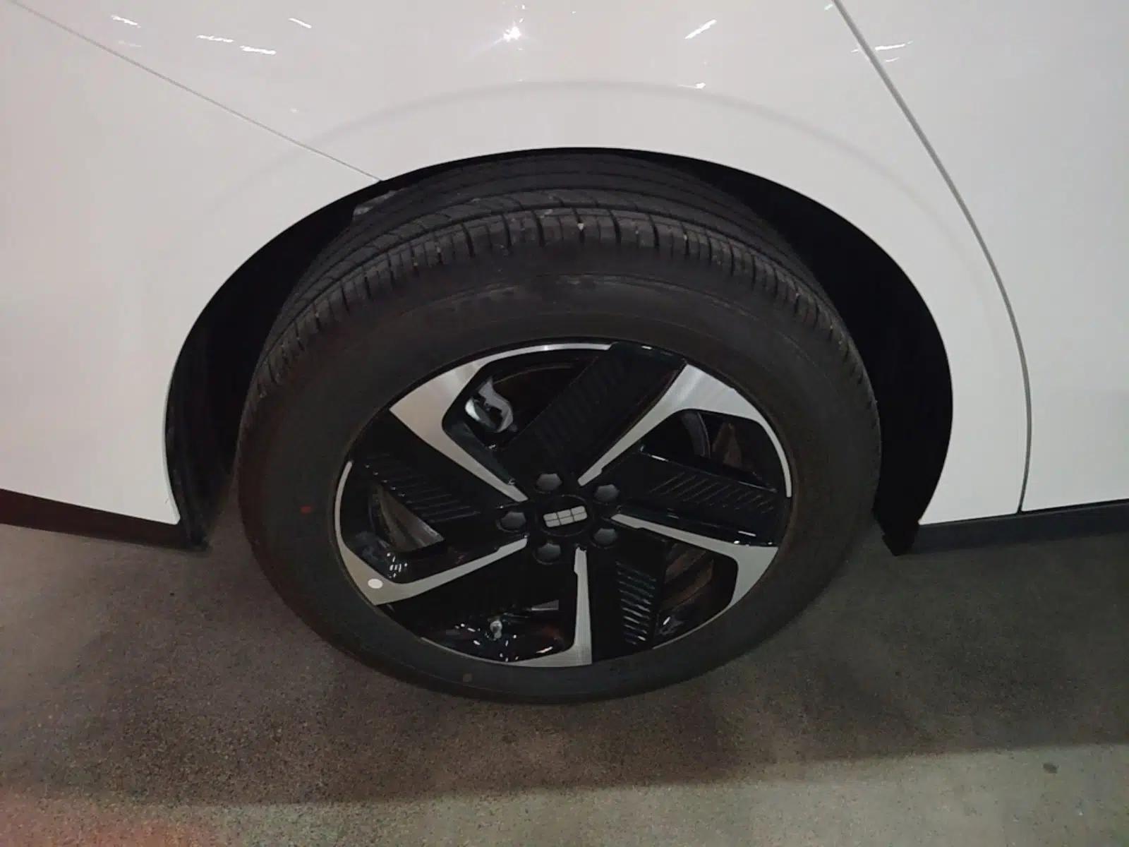 Geely Galaxy L6 2025 EM-i 140km Starship Edition — миниатюра 16