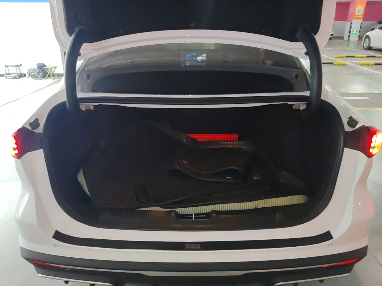 Geely Galaxy L6 2025 EM-i 140km Starship Edition — миниатюра 27