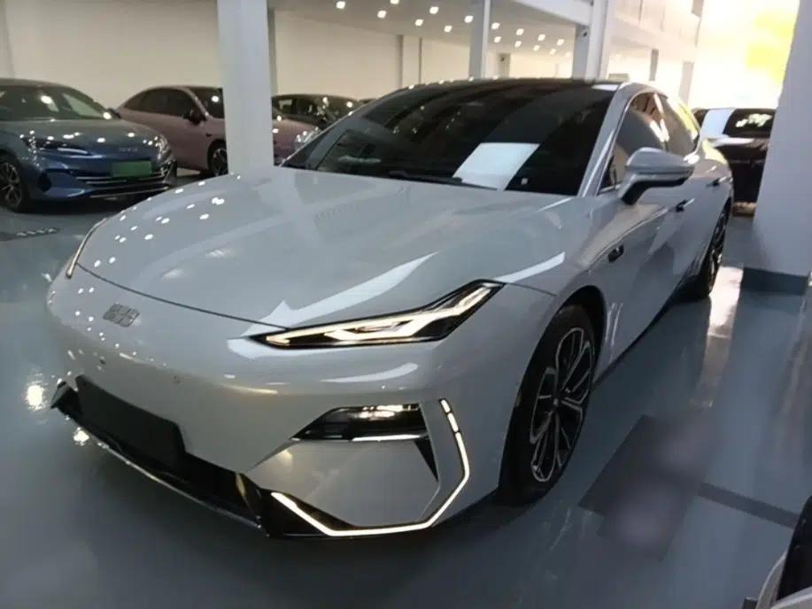 Geely Galaxy E8 2025 700 km Long-Range Intelligent Driving Version — миниатюра 1