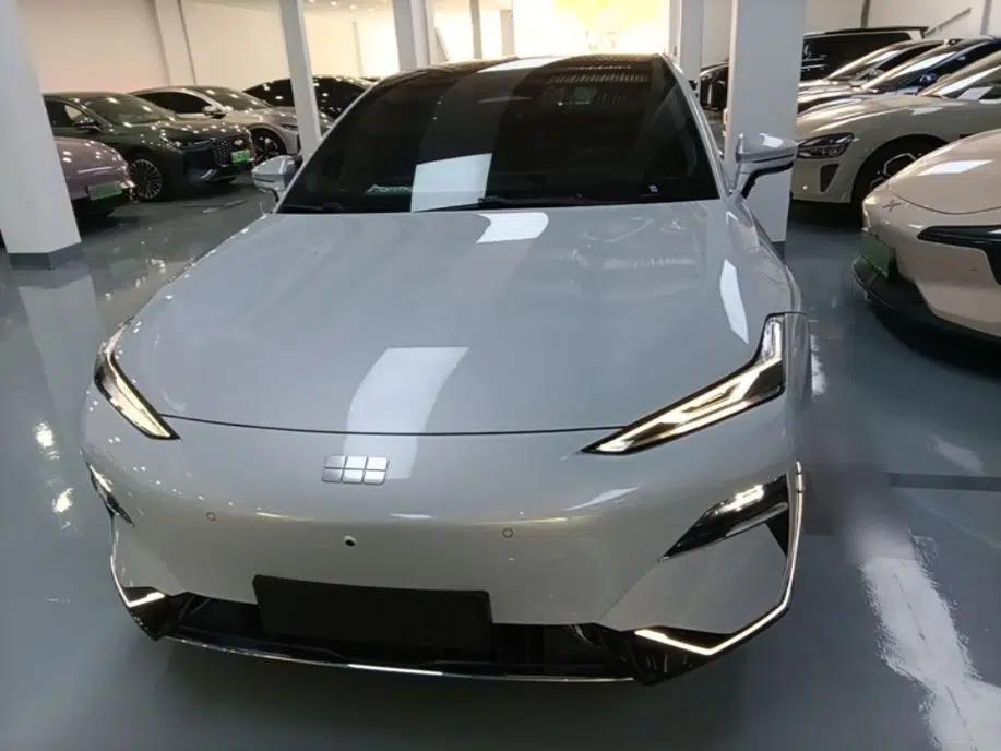 Geely Galaxy E8 2025 700 km Long-Range Intelligent Driving Version — миниатюра 2