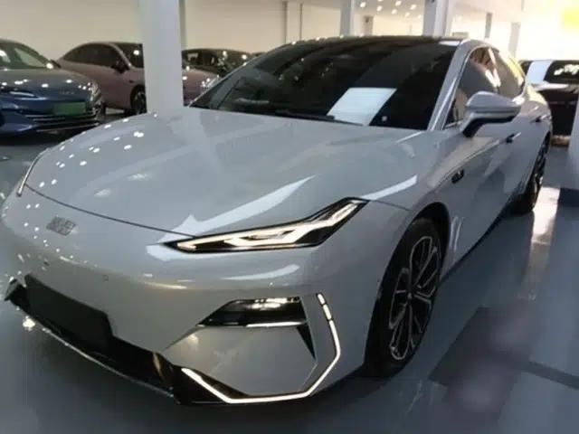 Geely Galaxy E8 2025 700 km Long-Range Intelligent Driving Version