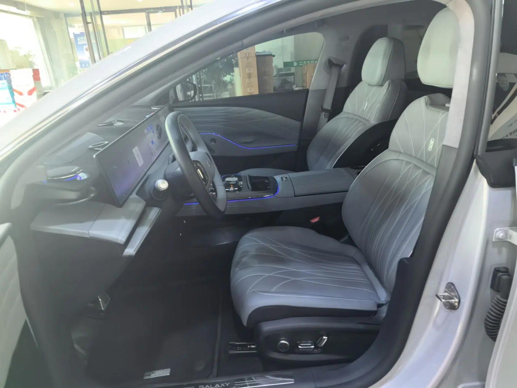 Geely Galaxy E8 2025 700 km Long-Range Intelligent Driving Version — миниатюра 17