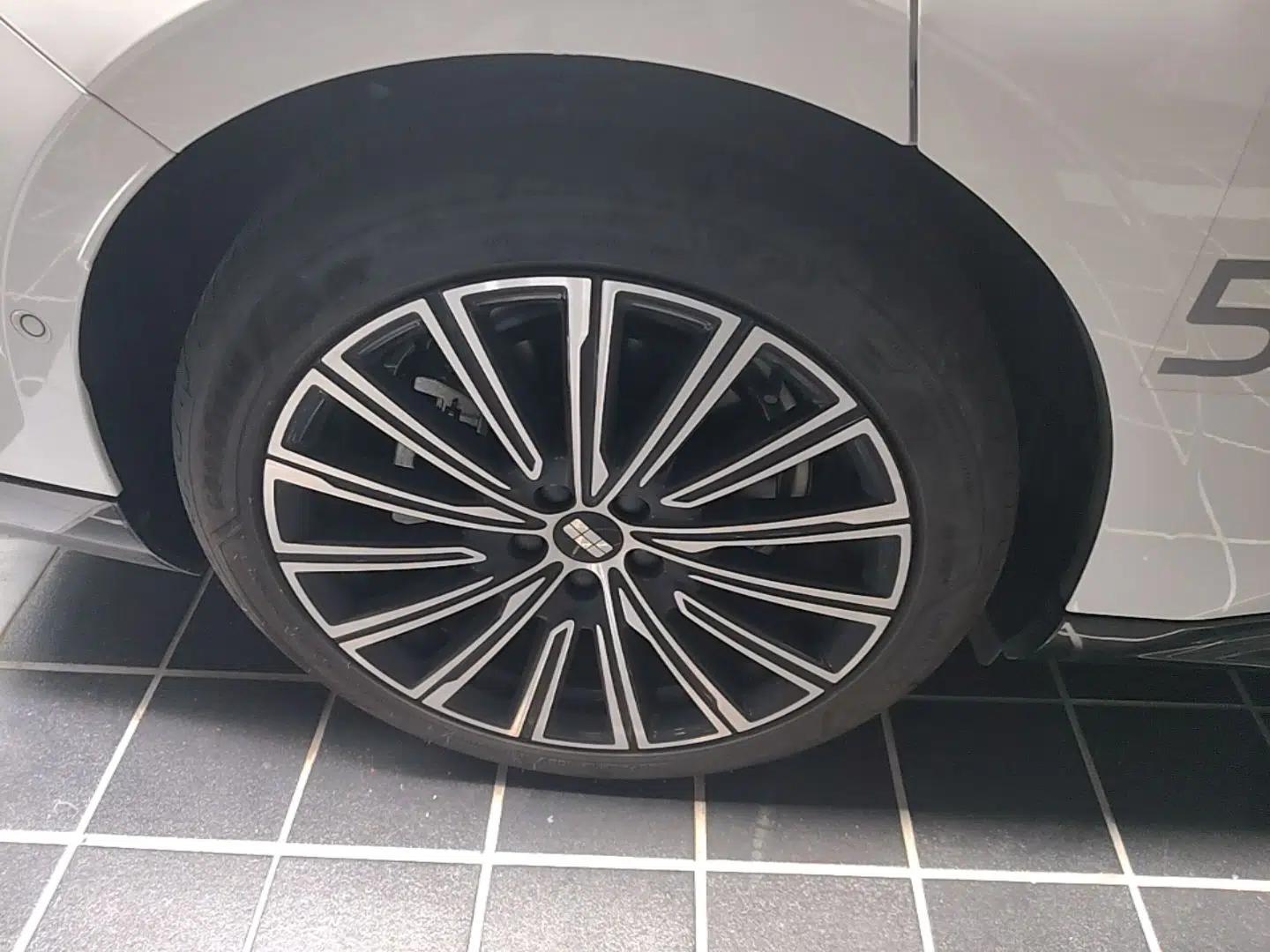 Geely Galaxy 8 2025 130km EM-P Starship Edition — миниатюра 11
