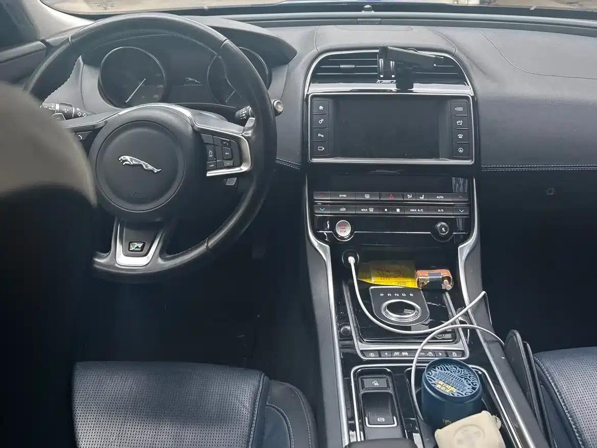 Jaguar XE 2018 2.0T 250PS 2WD R-Sport — миниатюра 11