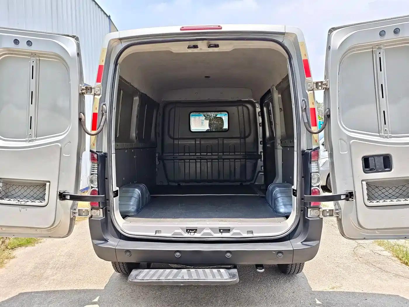 Starlight 2017 2.0T Short Wheelbase Mid-Roof Starlight Logistics Box Truck — миниатюра 19