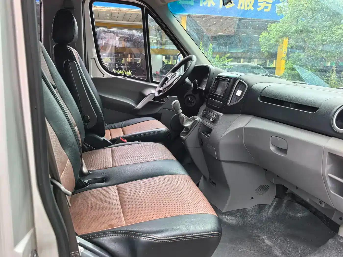 Starlight 2017 1.9T Short Wheelbase Mid-Roof Starlight Business Travel Light Passenger Vehicle — миниатюра 6