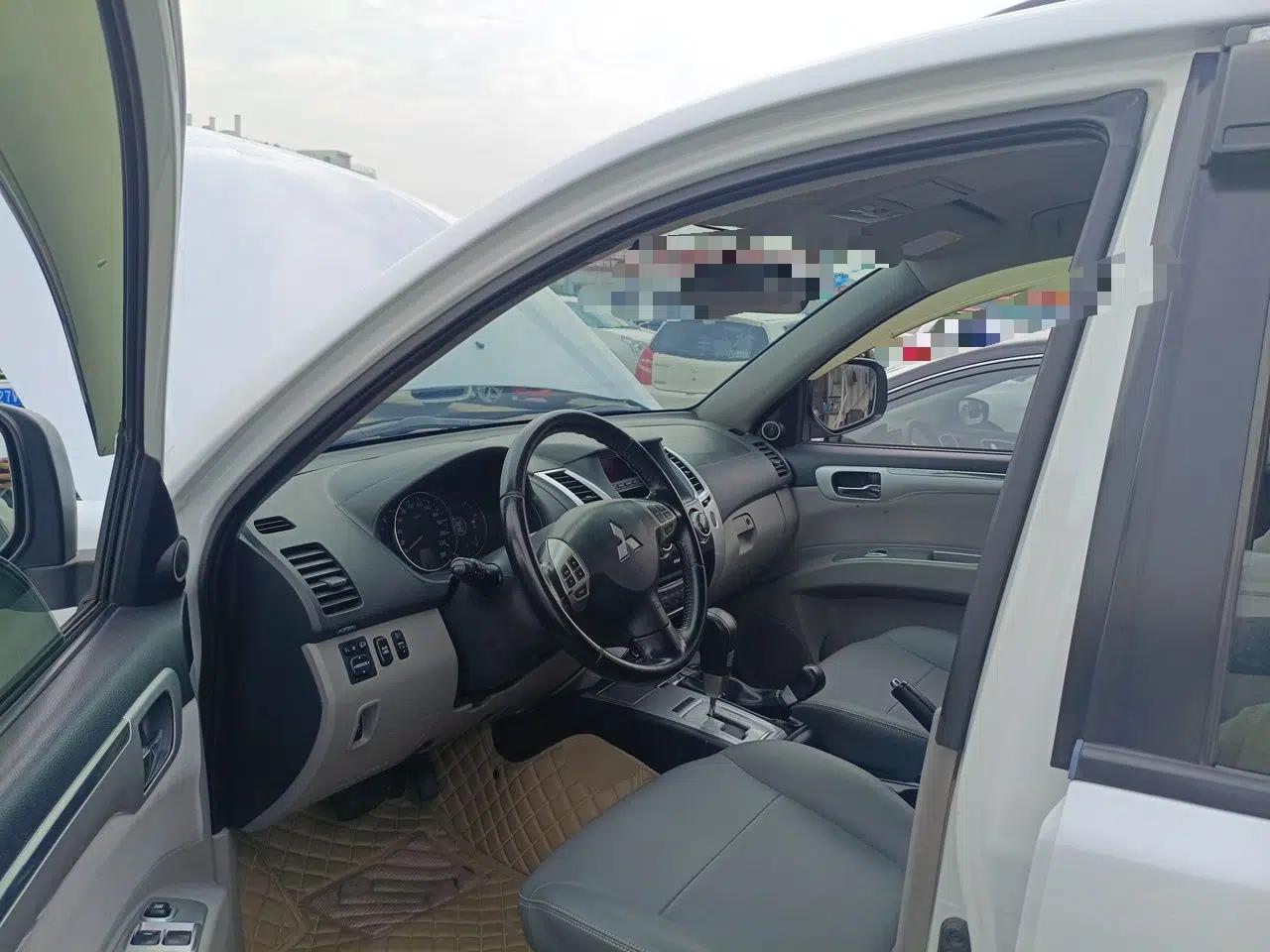 Mitsubishi Pajero Sport 2013 3.0L Automatic 4x4 Executive Edition — миниатюра 16