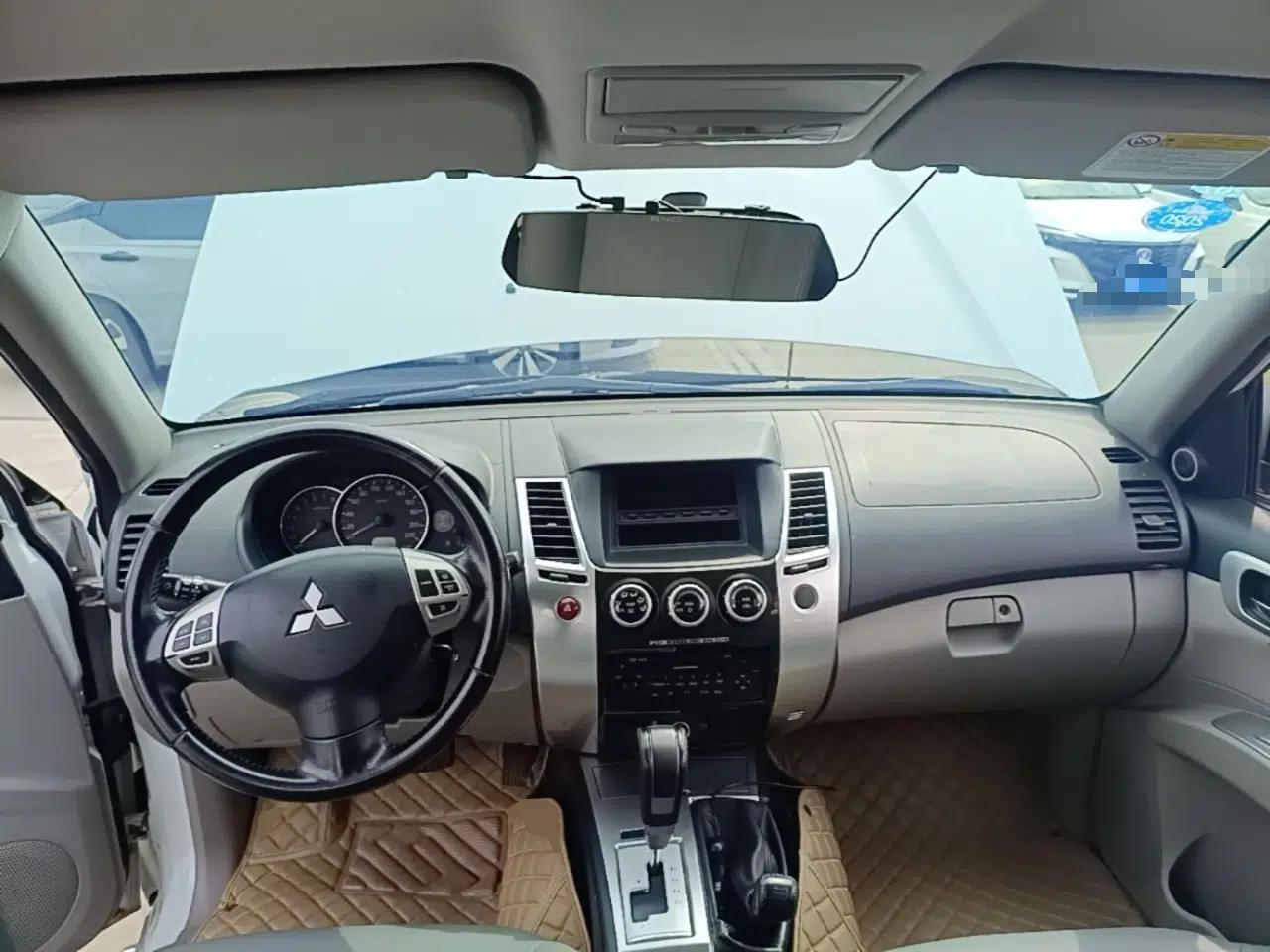 Mitsubishi Pajero Sport 2013 3.0L Automatic 4x4 Executive Edition — миниатюра 9