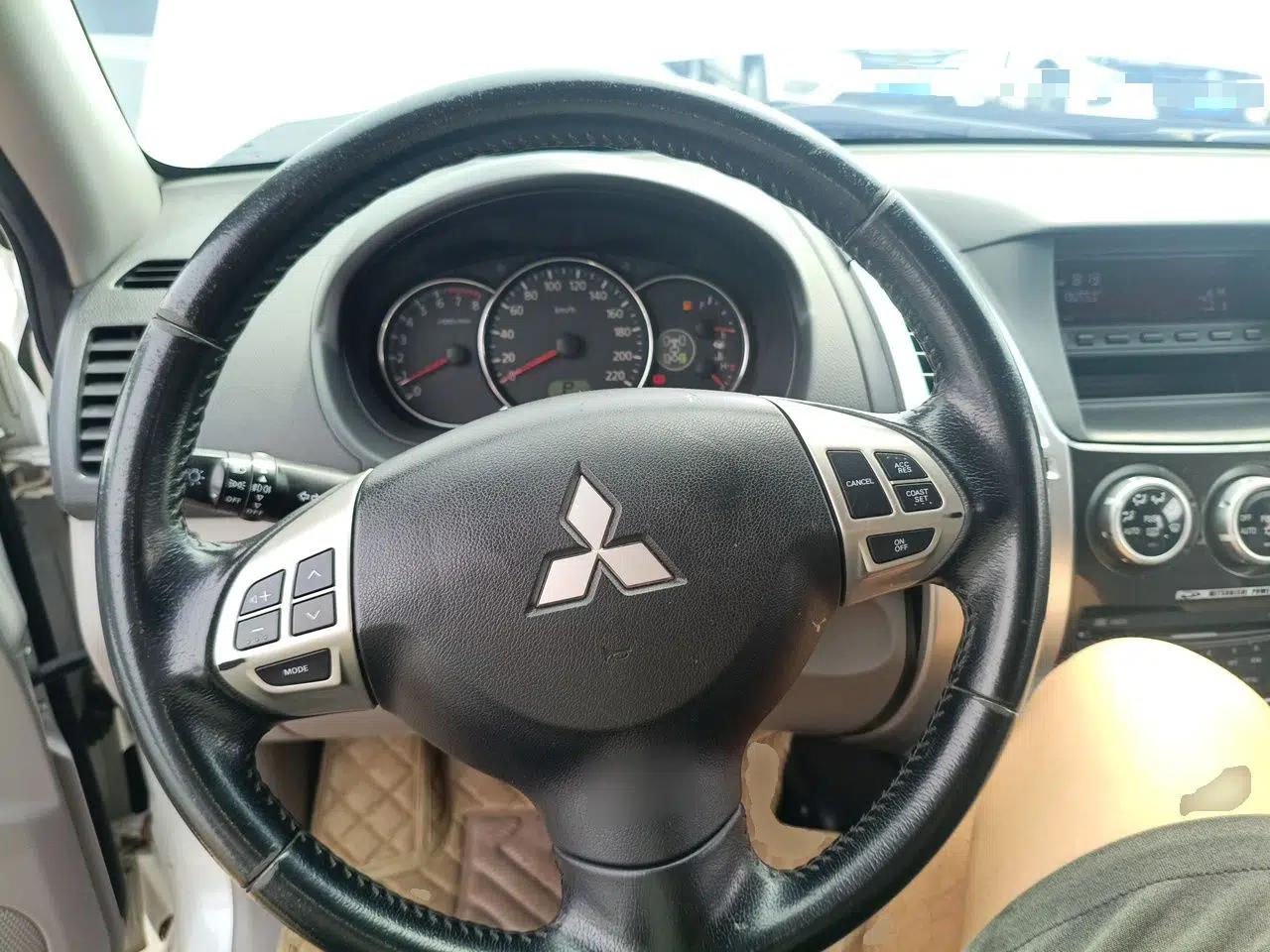 Mitsubishi Pajero Sport 2013 3.0L Automatic 4x4 Executive Edition — миниатюра 10