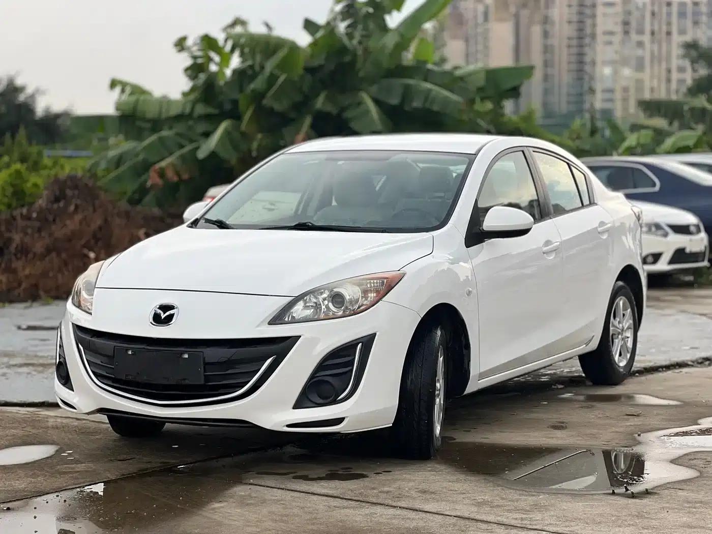 Mazda 3 Axela 2015 Sedan 1.6L Automatic Comfort Model — миниатюра 1