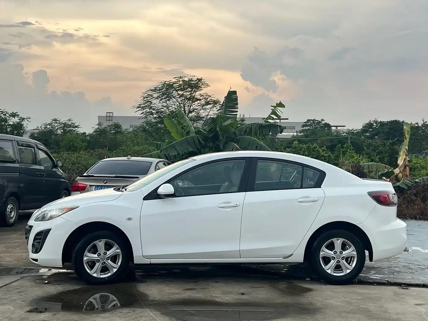 Mazda 3 Axela 2015 Sedan 1.6L Automatic Comfort Model — миниатюра 3
