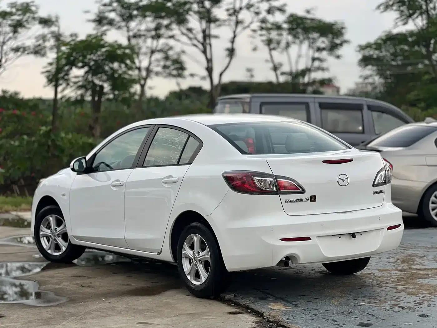 Mazda 3 Axela 2015 Sedan 1.6L Automatic Comfort Model — миниатюра 4