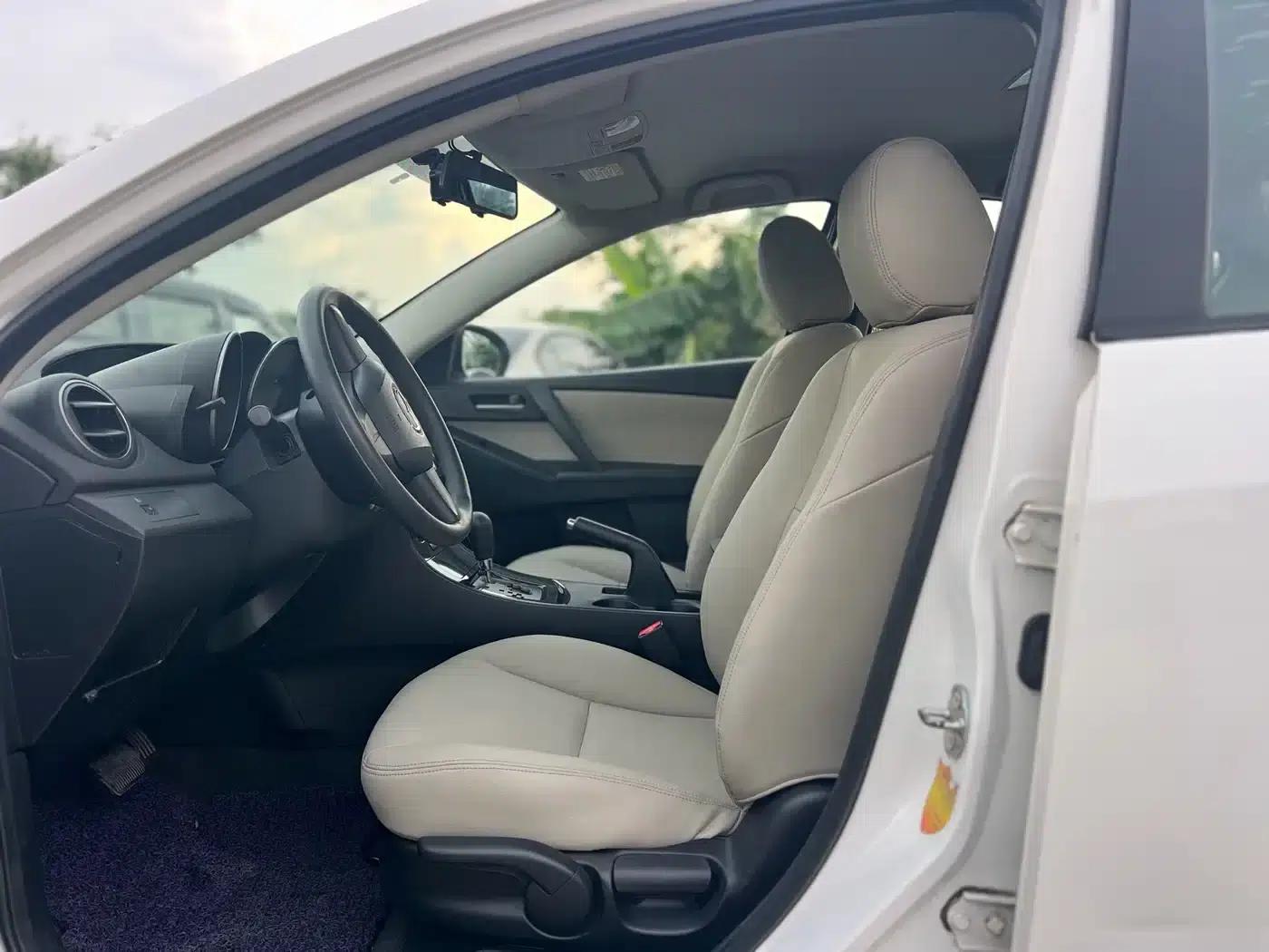 Mazda 3 Axela 2015 Sedan 1.6L Automatic Comfort Model — миниатюра 5
