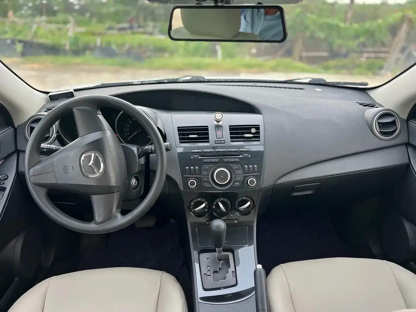 Mazda 3 Axela 2015 Sedan 1.6L Automatic Comfort Model — миниатюра 7