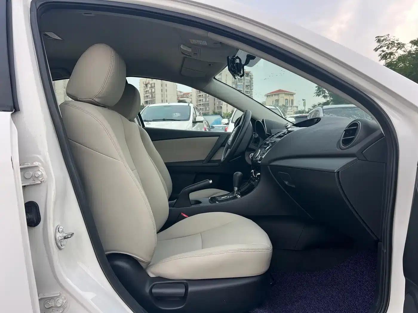 Mazda 3 Axela 2015 Sedan 1.6L Automatic Comfort Model — миниатюра 8